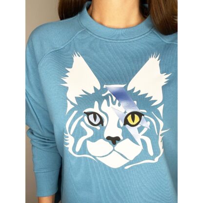 Spacious turquoise organic cotton sweater with Bowie the cat print, print designed by Studio Catta Slowfashion Amsterdam.