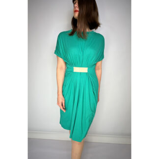 Flowy Green Dress with Golden Sewn-In Belt: Crafted with precision, featuring extra stitching down the center for enhanced shape. Designed for effortless wear with a luxurious jersey fabric blend of 96% viscose and 4% elastane. Meticulously crafted and handmade in Studio Catta Amsterdam. Enjoy complimentary shipping within the Netherlands, and a flat rate of 12€ for international orders.