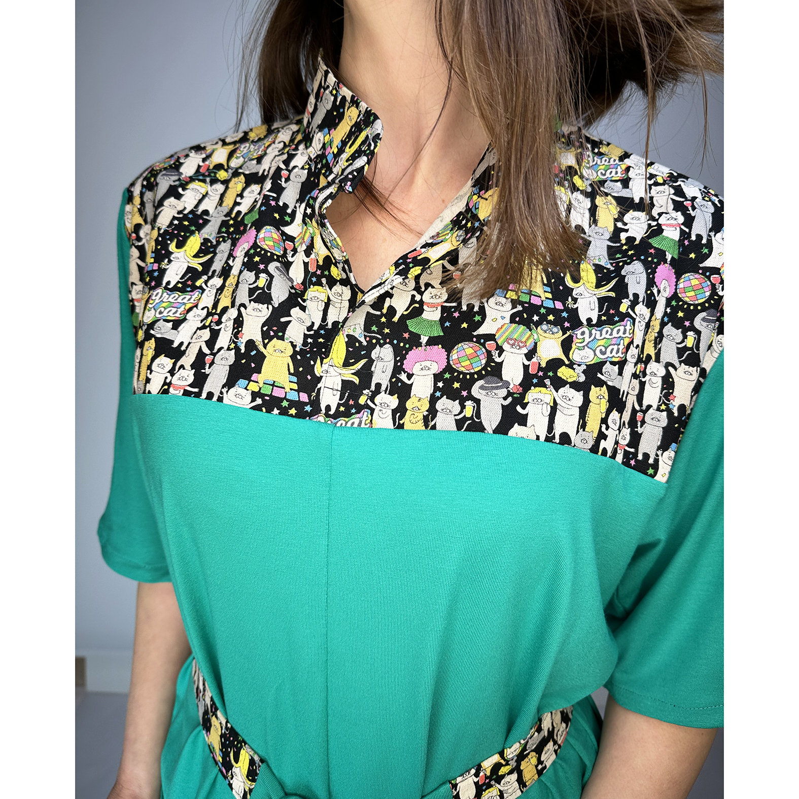 Discover our stunning Flowy Green Dress adorned with playful Japanese Party Cats! Flowy Green Dress with Japanese Party Cats Print: Features a versatile sash for customizable shaping, chic half sleeves with black cotton bias tape, and a comfortable fit crafted from a luxurious blend of 96% viscose and 4% elastane jersey fabric. Unique design highlights shoulders, collar, and belt crafted from exquisite Japanese cotton printed fabric. Meticulously designed and handmade in Studio Catta Amsterdam. FREE NL shipping & €12 worldwide shipping.
