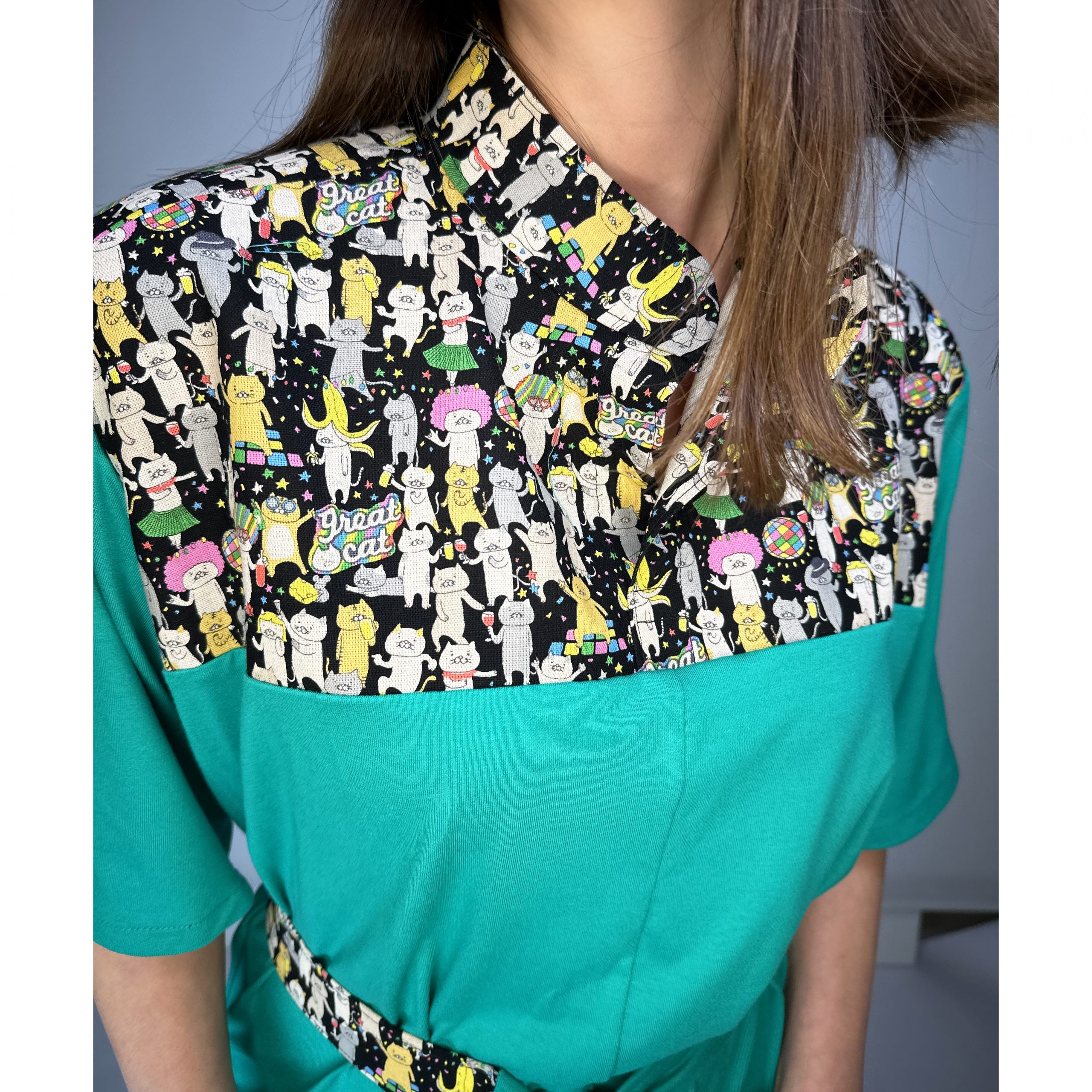 Discover our stunning Flowy Green Dress adorned with playful Japanese Party Cats! Flowy Green Dress with Japanese Party Cats Print: Features a versatile sash for customizable shaping, chic half sleeves with black cotton bias tape, and a comfortable fit crafted from a luxurious blend of 96% viscose and 4% elastane jersey fabric. Unique design highlights shoulders, collar, and belt crafted from exquisite Japanese cotton printed fabric. Meticulously designed and handmade in Studio Catta Amsterdam. FREE NL shipping & €12 worldwide shipping.
