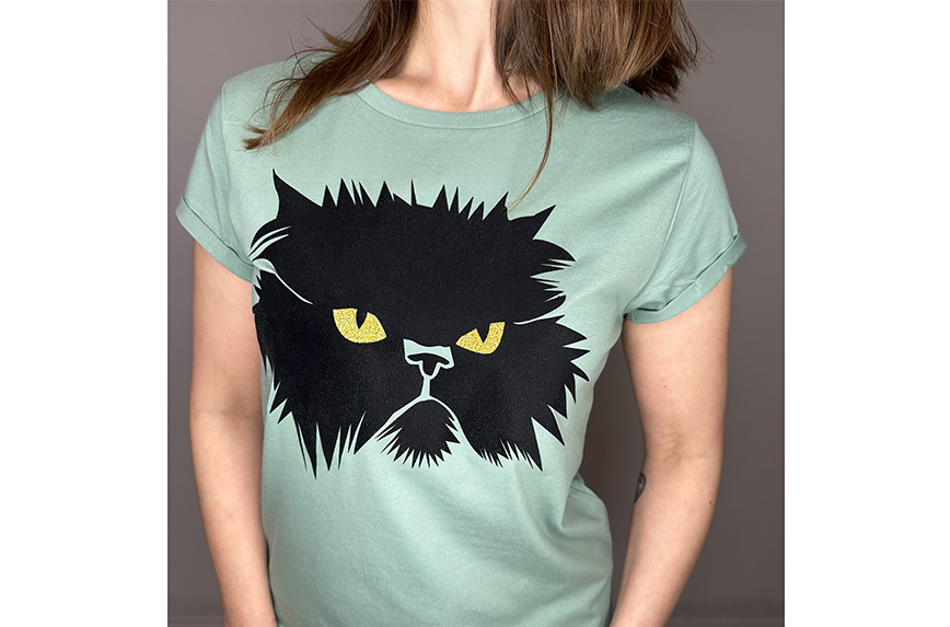 Grumpy Cat Organic Cotton Shirt: Crafted from soft 100% organic cotton jersey with a stylish medium fit, curved hem, and rolled-up sleeves. Blends comfort and elegance while prioritizing eco-friendliness. Features an eye-catching print meticulously designed and produced in Studio Catta Amsterdam, with a sophisticated blend of black flock foil and dazzling gold glitter. FREE NL shipping & €12 worldwide shipping.