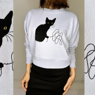 Lavender-grey cropped organic cotton sweater featuring a black velvet kitten with golden glitter eyes, designed by Studio Catta, available at Slowfashion Amsterdam.
