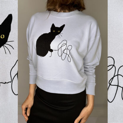 Lavender-grey cropped organic cotton sweater featuring a black velvet kitten with golden glitter eyes, designed by Studio Catta, available at Slowfashion Amsterdam.