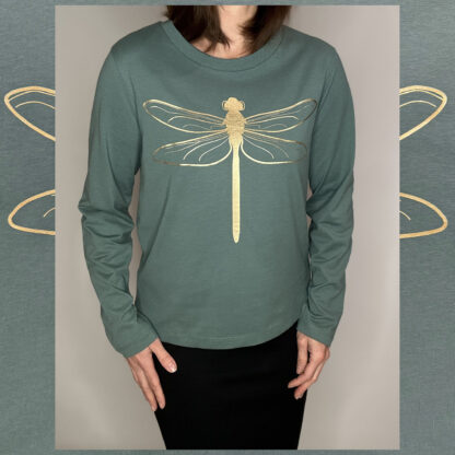 Discover our moss-green long-sleeved shirt, crafted from 100% organic cotton. Featuring a unique matte gold dragonfly print, individually printed in our Amsterdam atelier. Slow fashion at its finest.