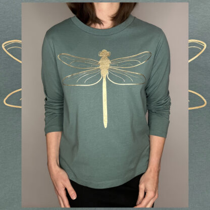 Discover our moss-green long-sleeved shirt, crafted from 100% organic cotton. Featuring a unique matte gold dragonfly print, individually printed in our Amsterdam atelier. Slow fashion at its finest.